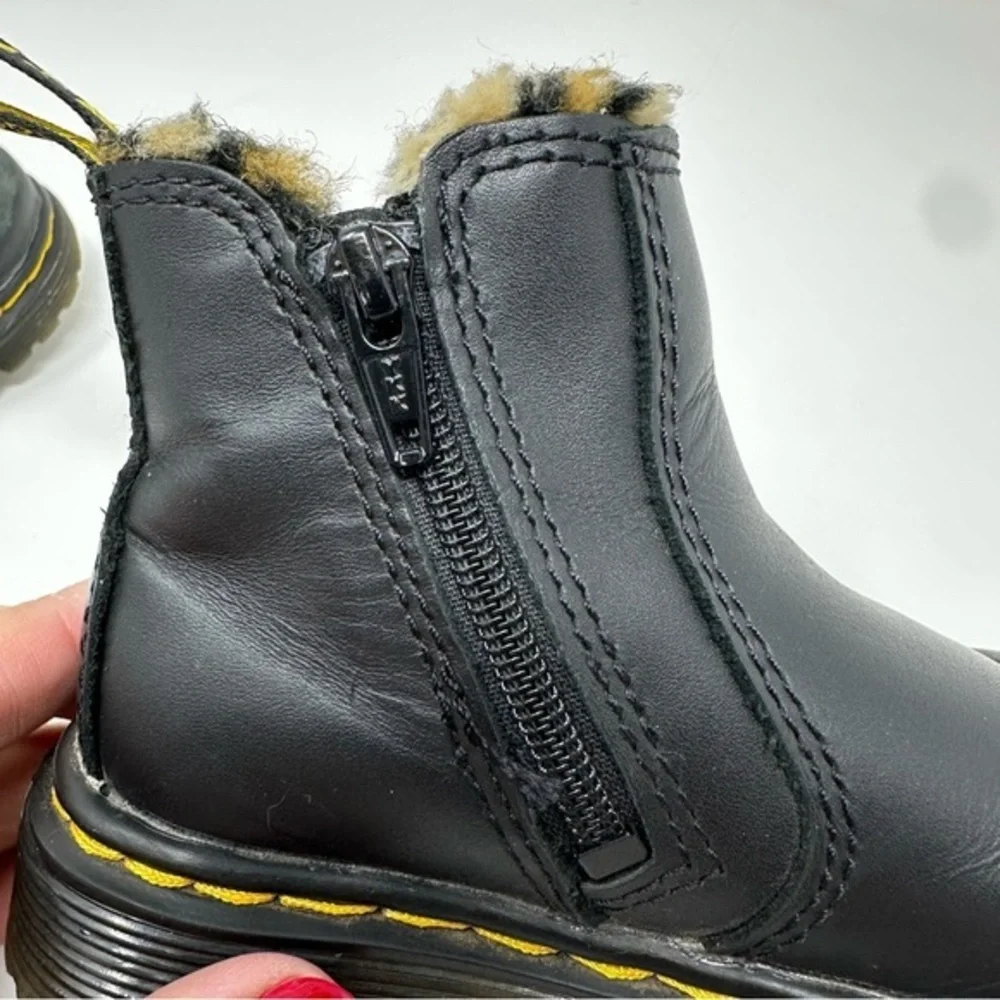 Dr. Martens Chelsea Boots Girls 7 Black Leopard Faux Fur Lined‎ Leonore